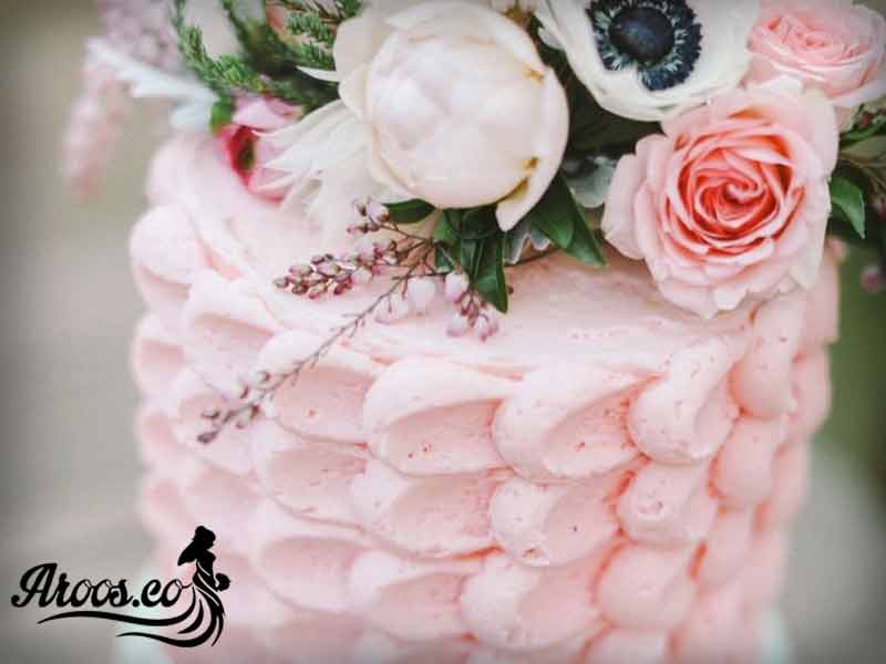 کیک نامزدی با گل طبیعی در رنگ های مختلف